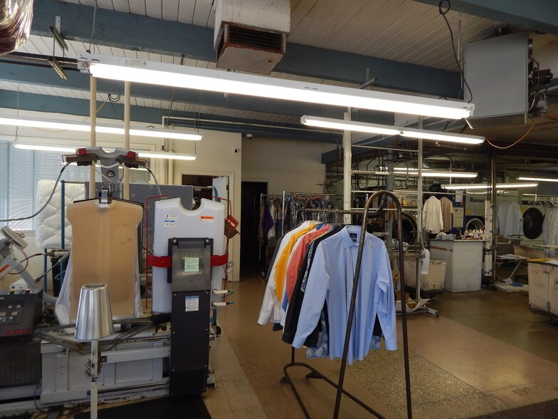 More Photos Of 470 NE Garden Valley Blvd, Roseburg Storefront Retail Office For Sale