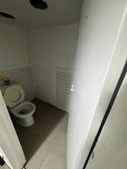 More Photos Of 8801 Ditmas Ave, Brooklyn Warehouse For Lease