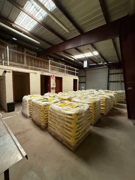 More Photos Of 6701 McDivitt Dr, Bakersfield Warehouse For Lease