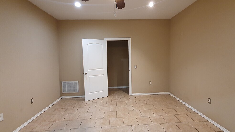 More Photos Of 7511 Oak Bluff Dr, Magnolia Warehouse For Sale