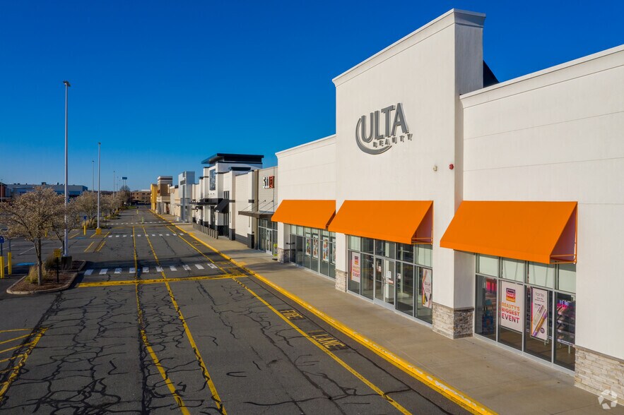 More Photos Of 200-380 Grossman Dr, Braintree Storefront For Lease