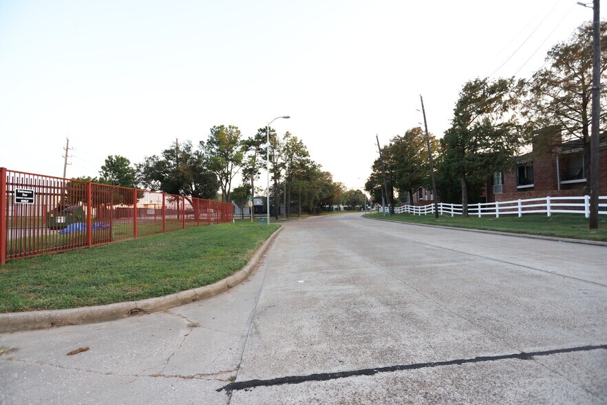 More Photos Of 101 Wells Fargo Dr, Houston Auto Repair For Sale