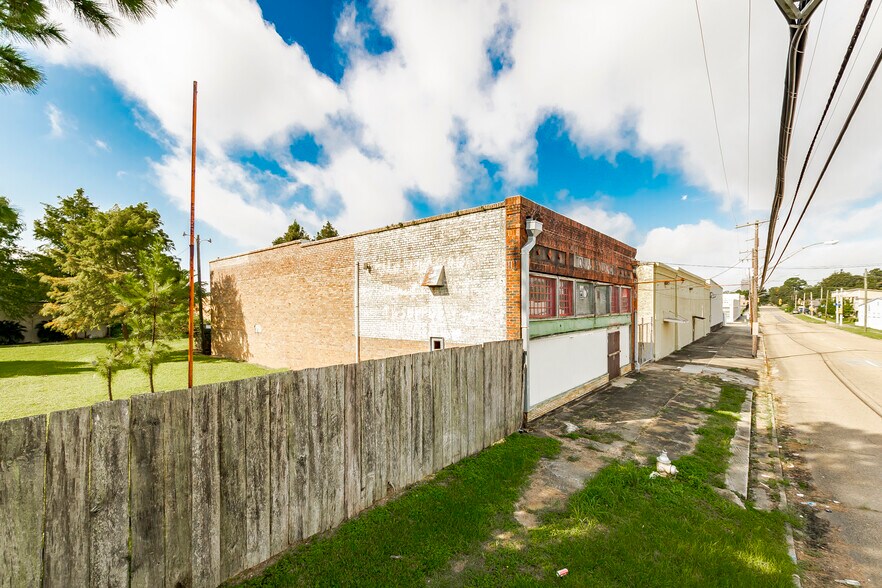 More Photos Of 1952 North St, Baton Rouge Storefront For Lease