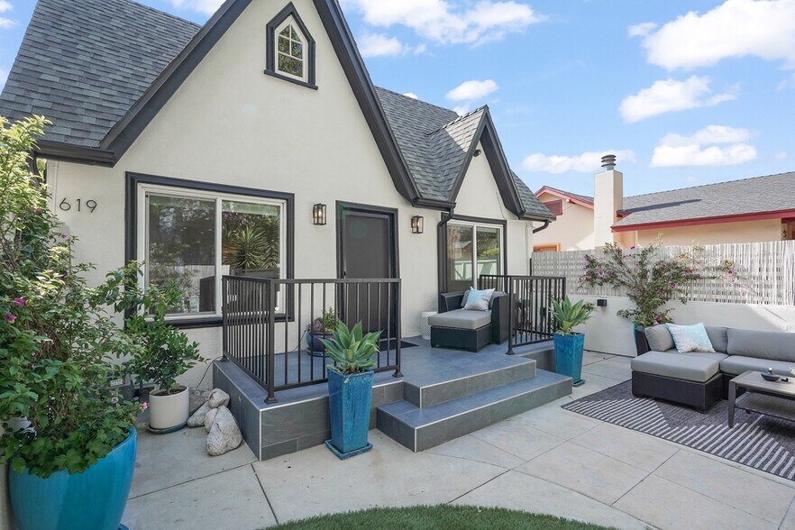 More Photos Of 617 Westmount Dr, West Hollywood Apartments For Sale