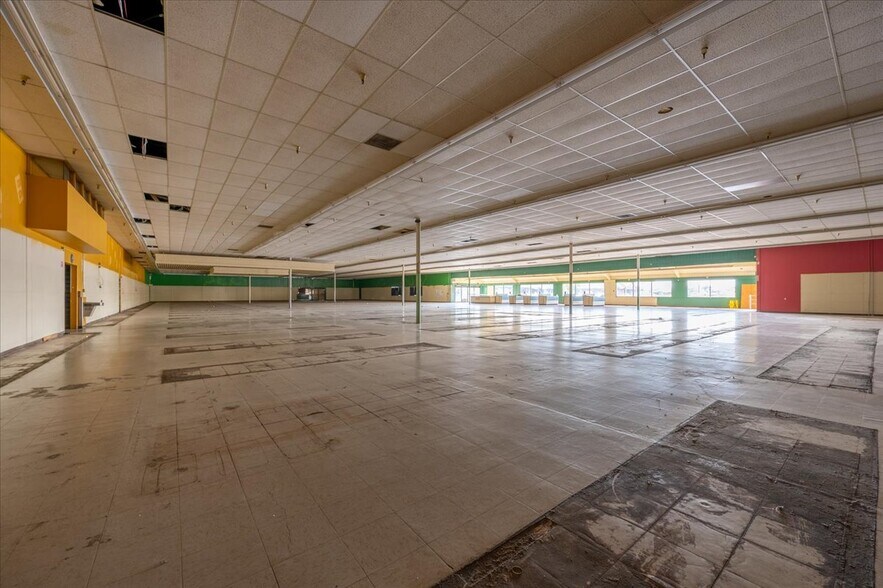 More Photos Of 147 W Shaw Ave, Clovis General Retail For Lease