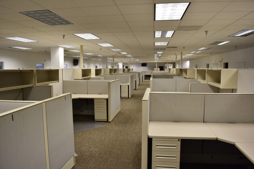 More Photos Of 2400 118th Ave N, Saint Petersburg Manufacturing For Sale