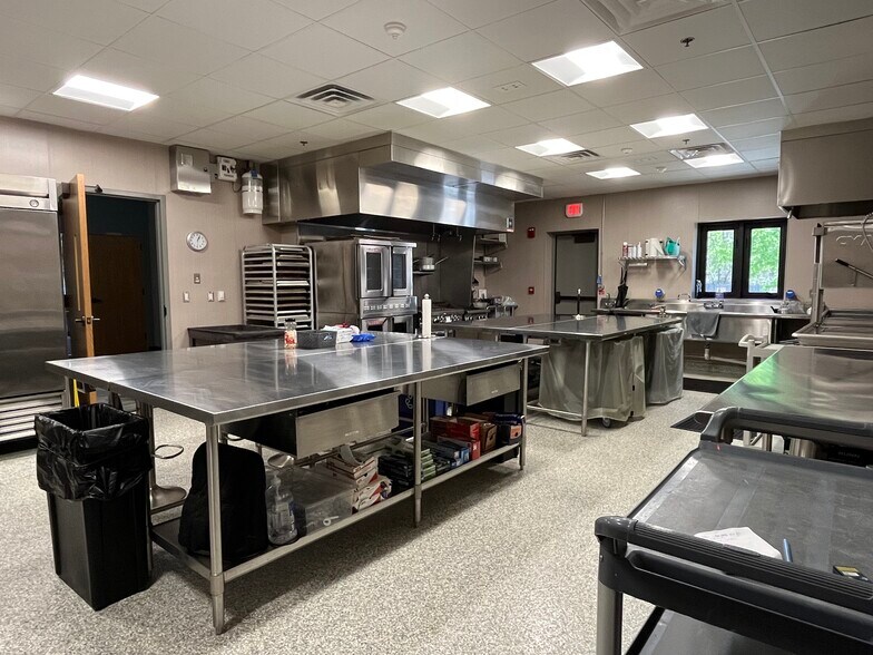 More Photos Of 6595 Cascade Rd SE, Grand Rapids Religious Facility For Lease