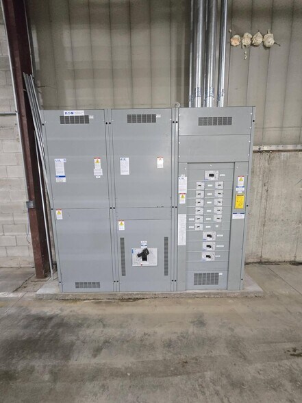 More Photos Of 2055 N Towne Ln NE, Cedar Rapids Manufacturing For Sale
