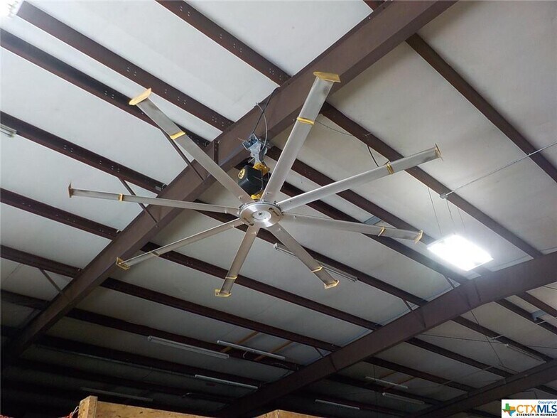 More Photos Of 1900 E US Highway 90, Seguin Warehouse For Lease