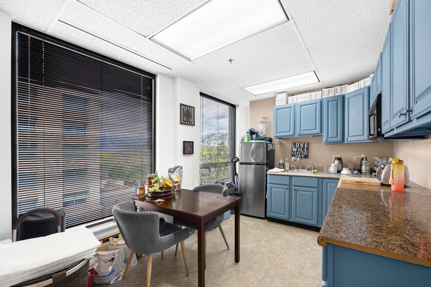 More Photos Of 17W300 22nd St, Oakbrook Terrace Medical For Lease
