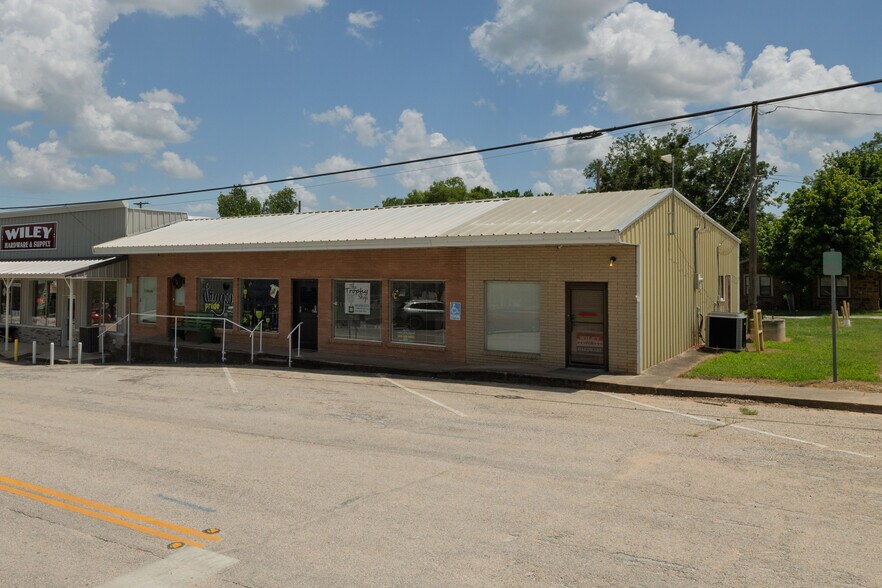 Primary Photo Of 113 W Decatur St, Chico General Retail For Sale