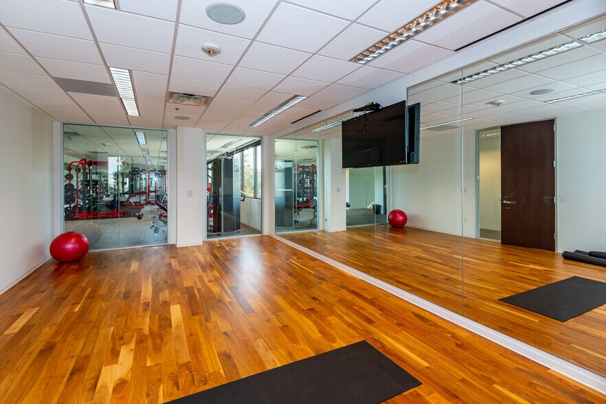 More Photos Of 104 Decker Ct, Irving Unknown For Lease