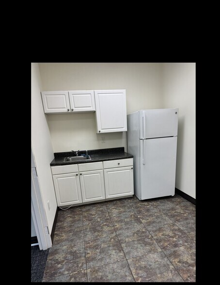More Photos Of 6881 Kingspointe Pky, Orlando Business Park For Lease