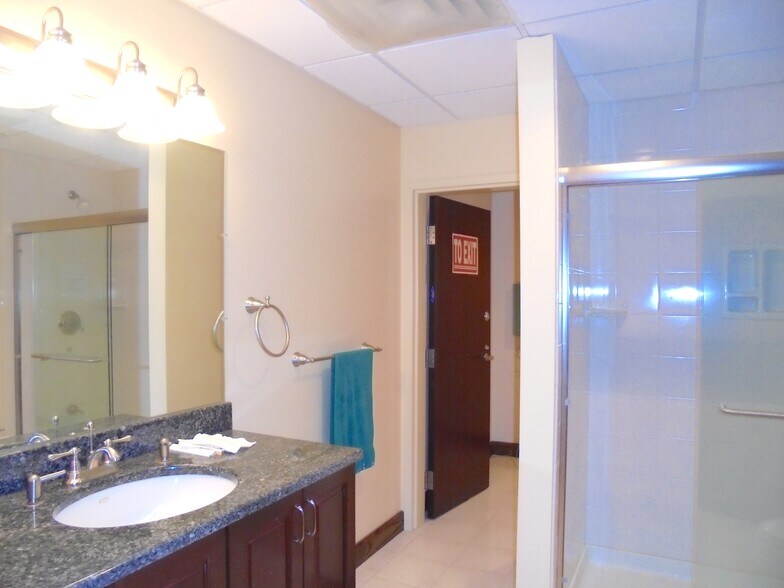 More Photos Of 256 Main St, East Windsor Research And Development For Lease