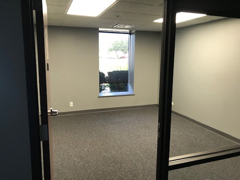 More Photos Of 426 S Westgate St, Addison Self Storage For Lease