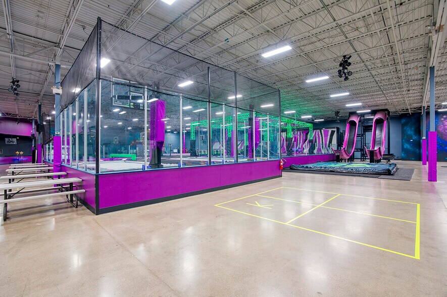 More Photos Of 5665 W Bell Rd, Glendale Department Store For Sale