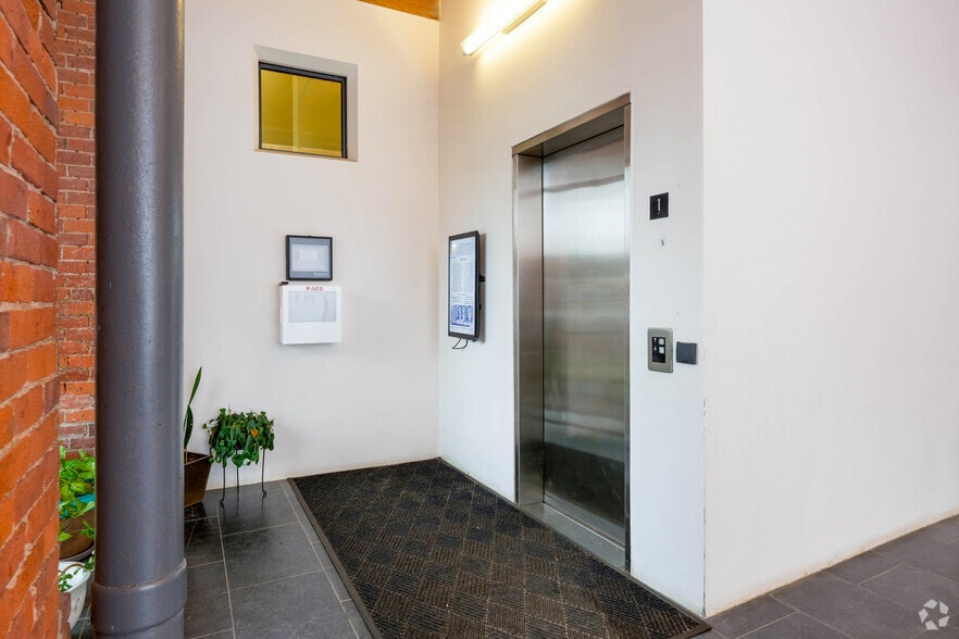 More Photos Of 4 Open Square Way, Holyoke Showroom For Lease