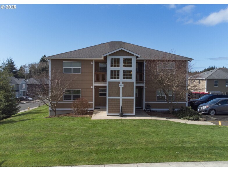 Primary Photo Of 2047 SE Huckleberry Ave, Warrenton Apartments For Sale