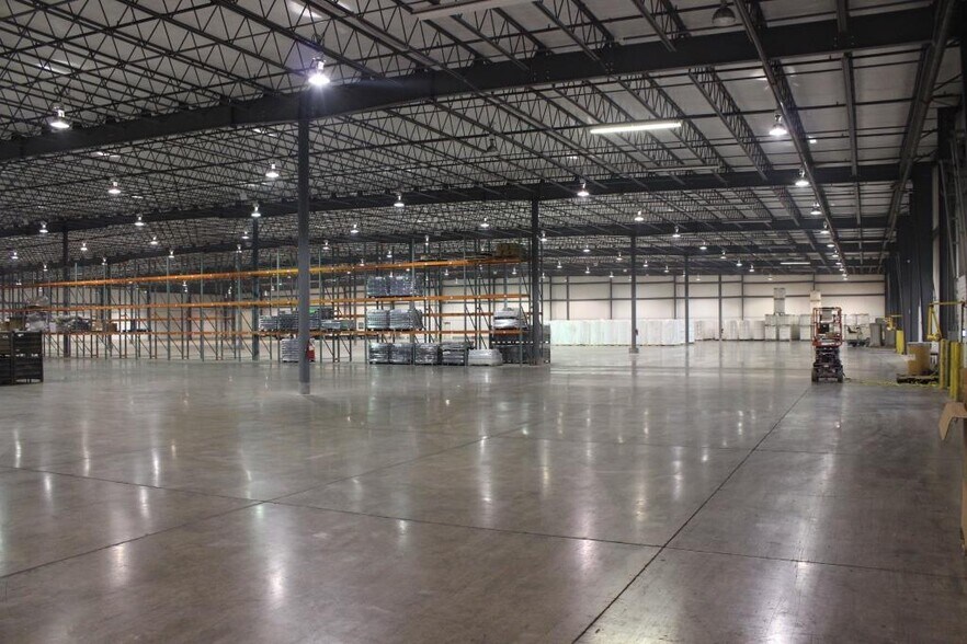 More Photos Of 715 East St, Grinnell Distribution For Lease