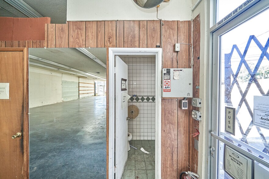 More Photos Of 10627 W Pico Blvd, Los Angeles Freestanding For Lease