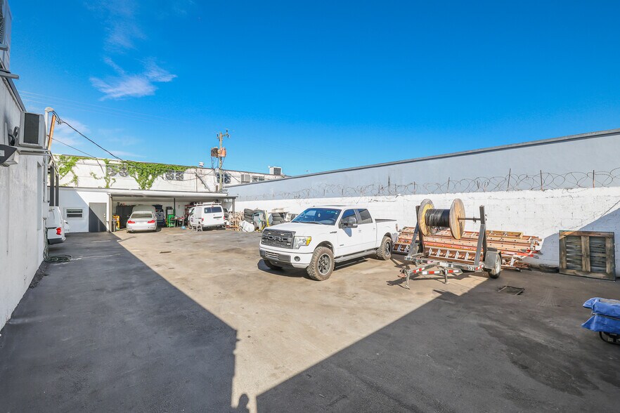 More Photos Of 4980 E 10th Ct, Hialeah Warehouse For Sale