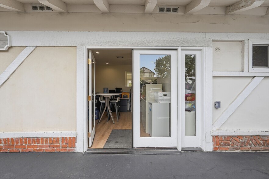 More Photos Of 1495 Glenneyre St, Laguna Beach Freestanding For Lease