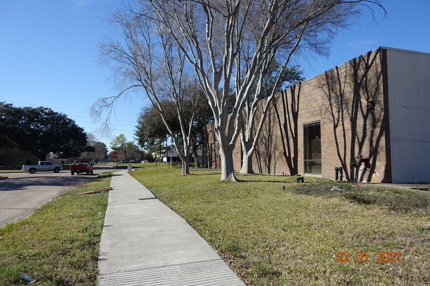 More Photos Of 10887 S Wilcrest Dr, Houston Storefront For Sale