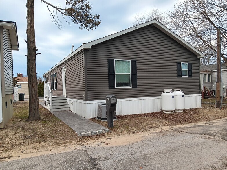 More Photos Of 725 E Avenue Ext, Riverhead Manufactured Housing Mobile Home Park For Sale