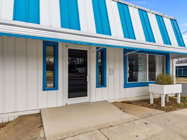 More Photos Of 1108 S Salisbury, Spencer Freestanding For Sale