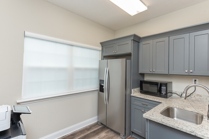 More Photos Of 77-87 Bay Bridge Dr, Gulf Breeze Office For Sale