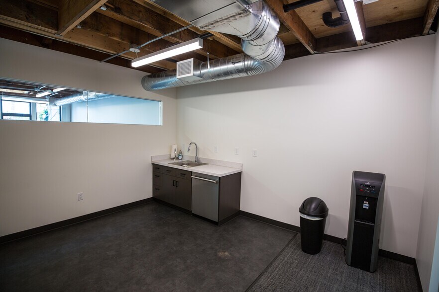 More Photos Of 2415-2419 SE 11th Ave, Portland Storefront Retail Office For Sale