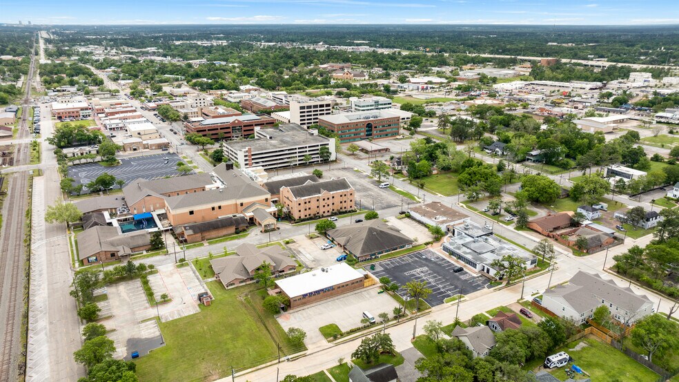 More Photos Of 702 N Thompson St, Conroe Office For Sale