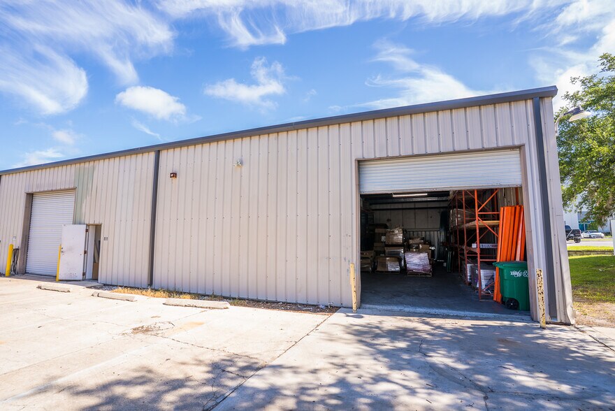 More Photos Of 855 Dunbar Ave, Oldsmar Warehouse For Lease