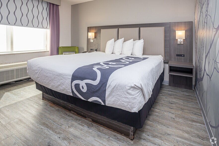 More Photos Of 3650 Airport Blvd, Mobile Hotel For Sale