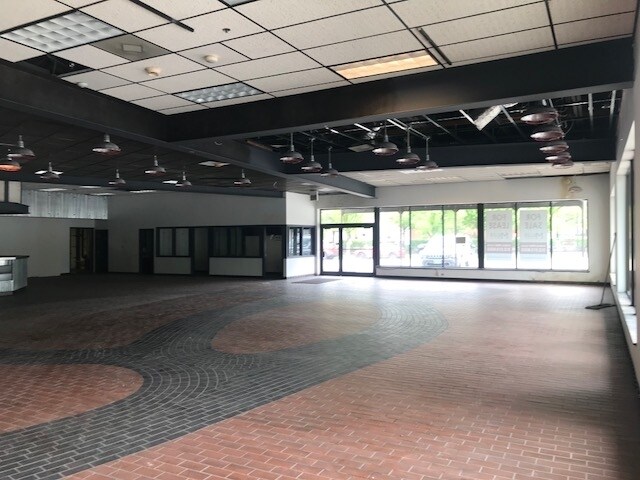 More Photos Of 6834-6868 N Western Ave, Chicago Showroom For Sale