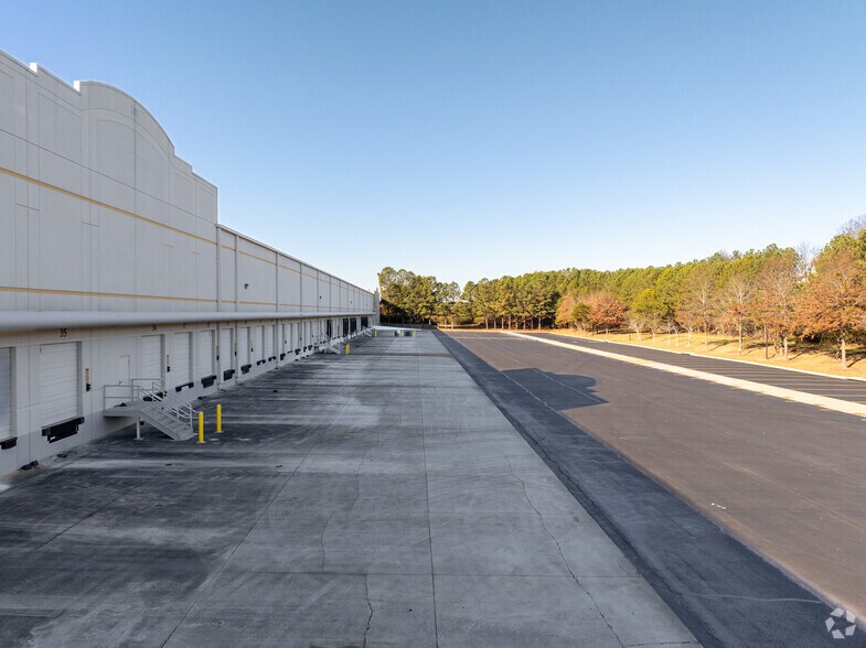 More Photos Of 237 Greenwood Industrial Ct, McDonough Distribution For Lease