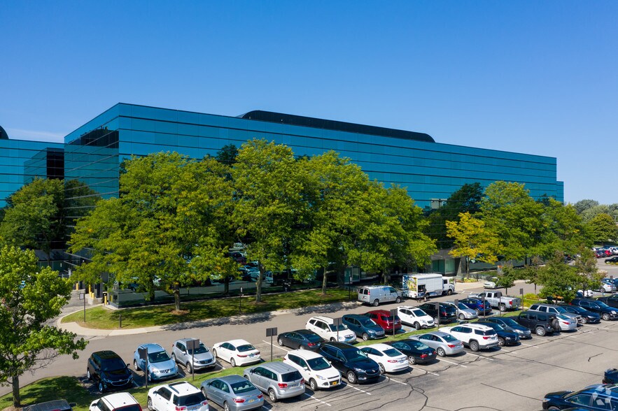 More Photos Of 320 E Big Beaver Rd, Troy Office For Lease