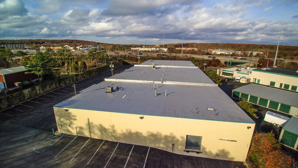 More Photos Of 160-184 Express Dr S, Brentwood Warehouse For Lease