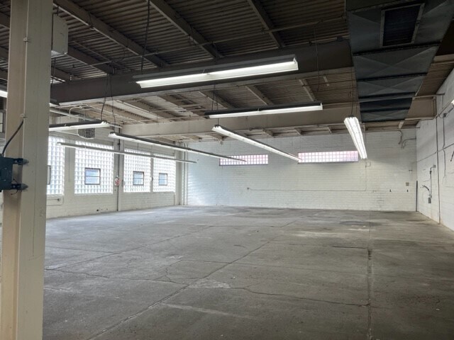More Photos Of 939 W North Ave, Pittsburgh Light Distribution For Lease