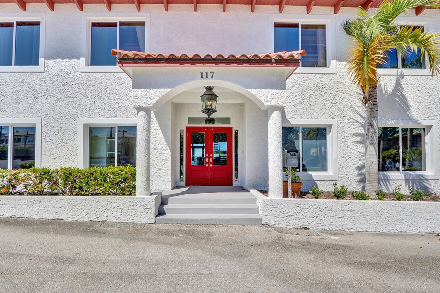 More Photos Of 117 SE Seminole St, Stuart Medical For Sale