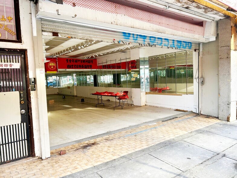 More Photos Of 240 Keefer St, Vancouver Storefront Retail Office For Lease