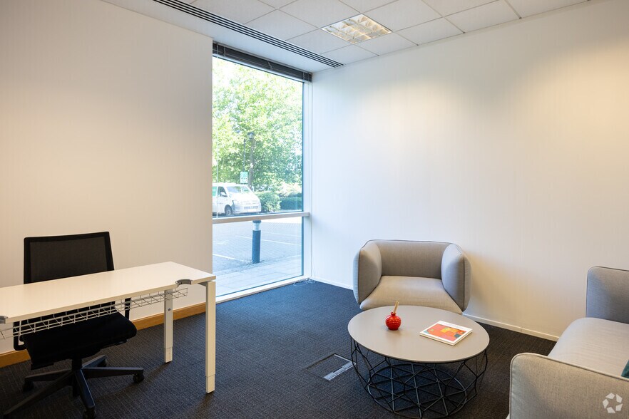 More Photos Of 2 Arlington Sq, Bracknell Coworking Space