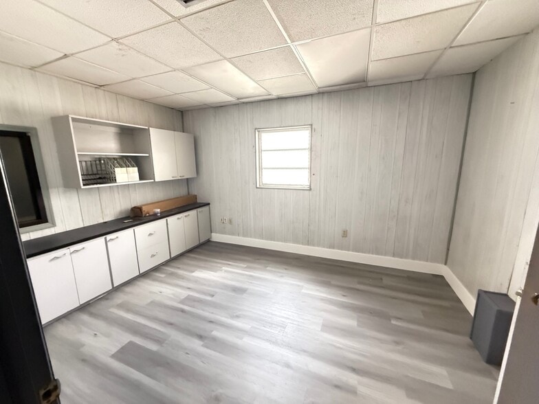 More Photos Of 14060 NW 19th Ave, Miami Manufacturing For Sale