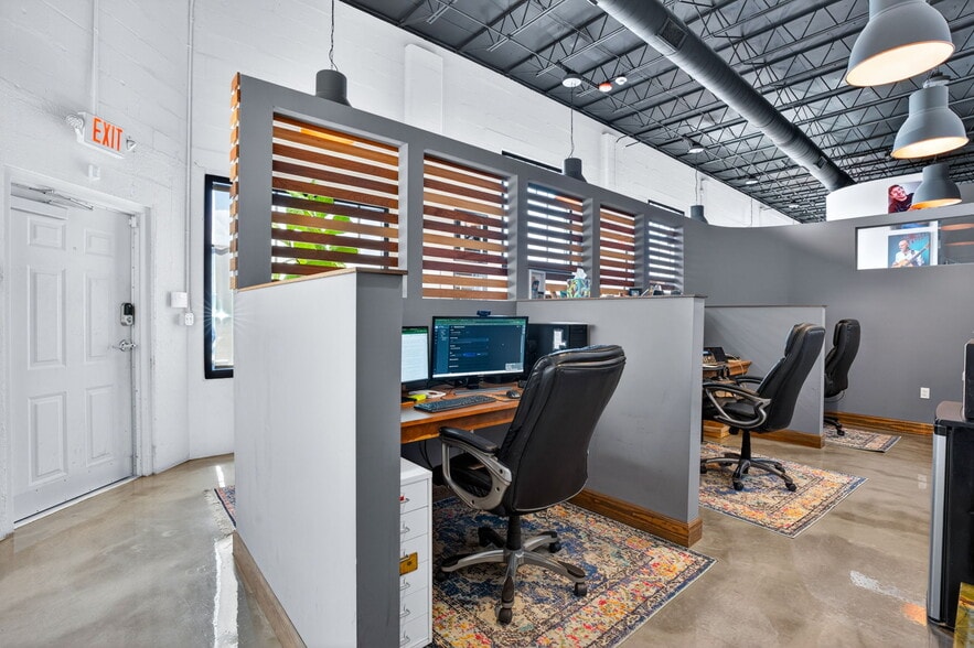 More Photos Of 2500 Emerson Ave S, Saint Petersburg Manufacturing For Sale