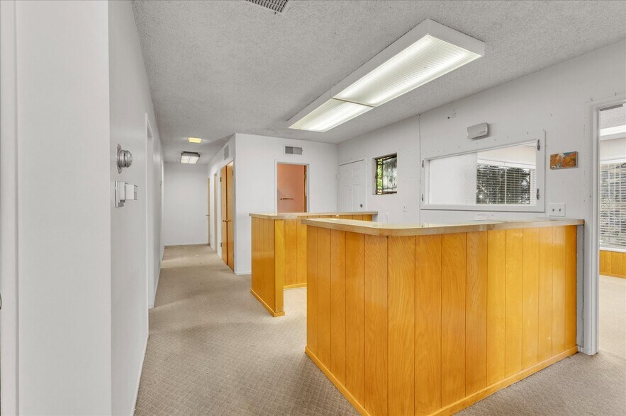 More Photos Of 18032 Ventura Blvd, Encino Medical For Lease