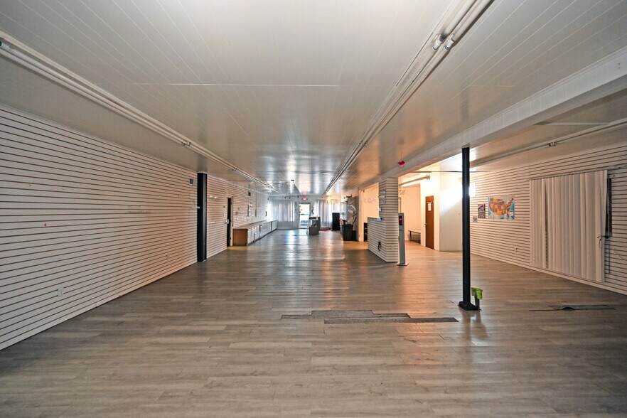 More Photos Of 6999 Colerain Ave, Cincinnati Storefront Retail Office For Lease