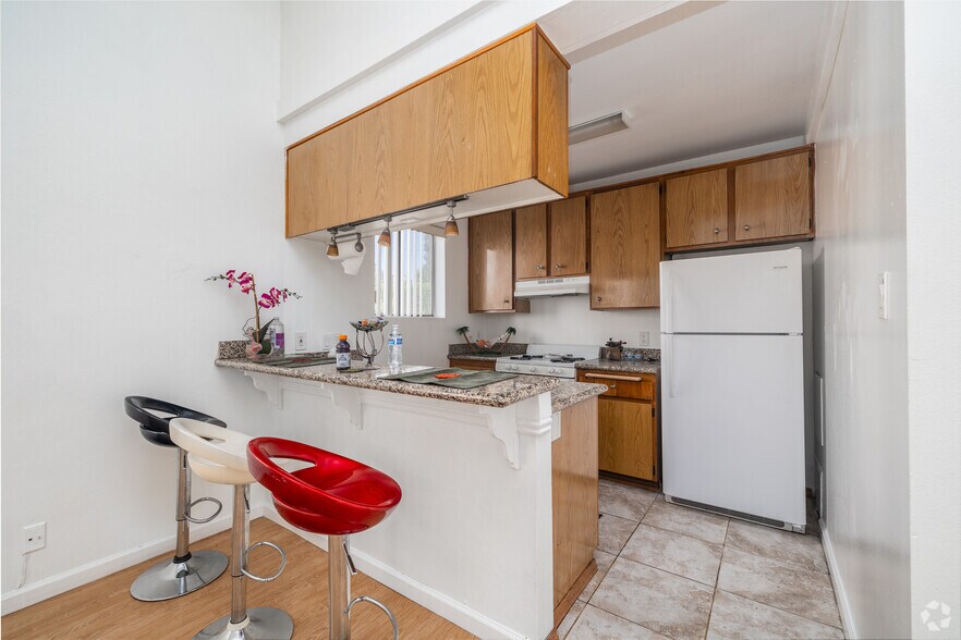 More Photos Of 1943 Vista Del Mar Ave, Los Angeles Apartments For Sale