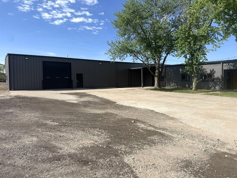 More Photos Of 1015 W Woodside St, Mcpherson Industrial For Sale