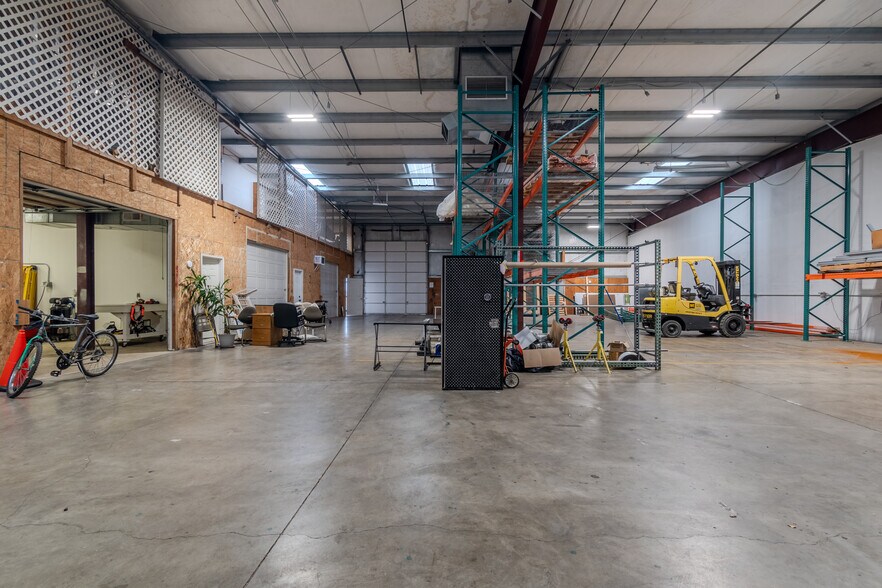 More Photos Of 5885 Crater Lake Hwy, Central Point Warehouse For Sale