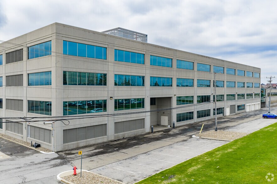 More Photos Of 237 Boul Hymus, Pointe-claire Office For Lease